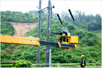 自社製の電線巻取り機で4tの電線を地中から引き揚げます。